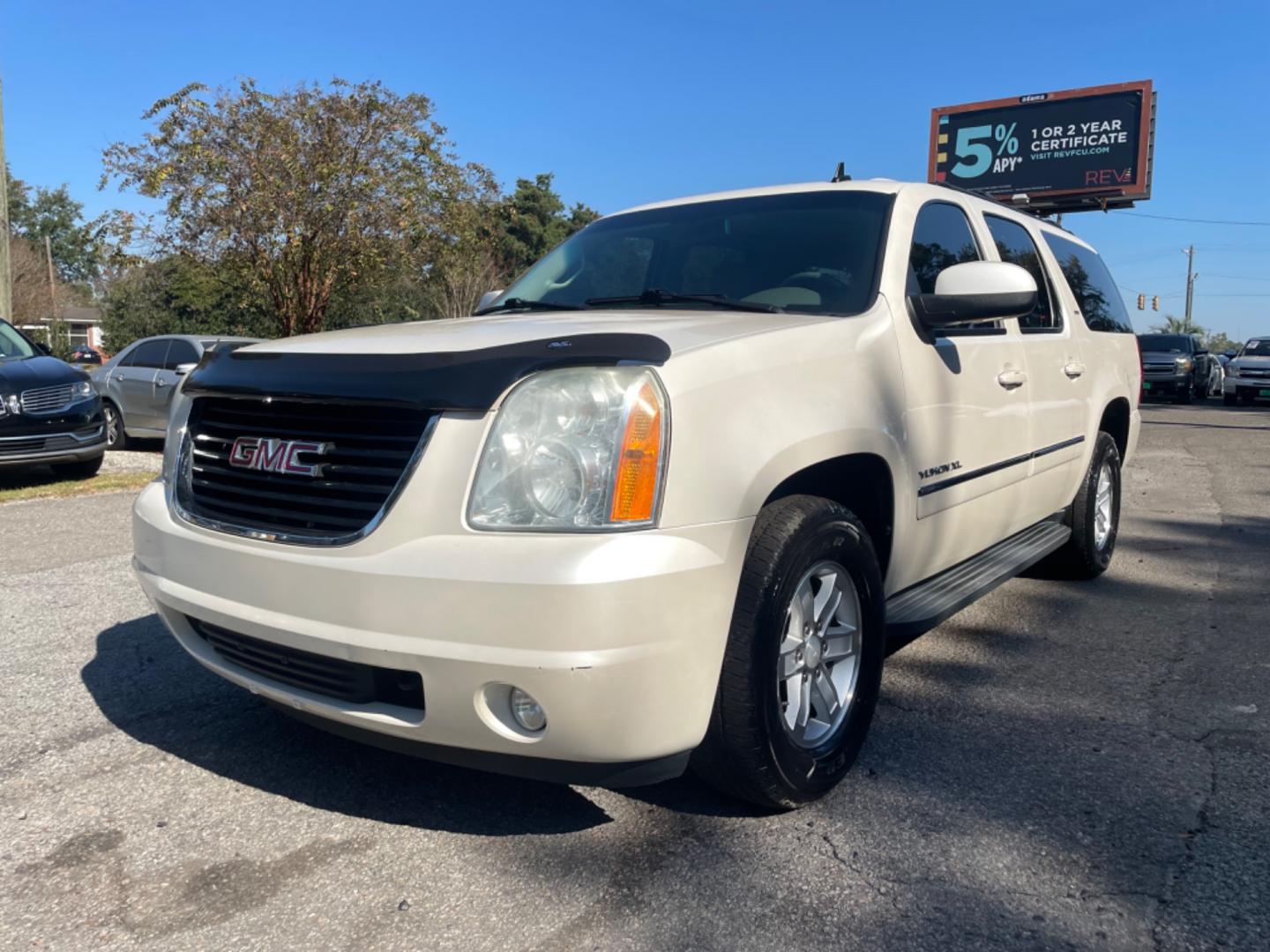 2012 WHITE GMC YUKON XL 1500 SLT (1GKS1LE07CR) with an 5.3L engine, Automatic transmission, located at 5103 Dorchester Rd., Charleston, SC, 29418-5607, (843) 767-1122, 36.245171, -115.228050 - Photo#2